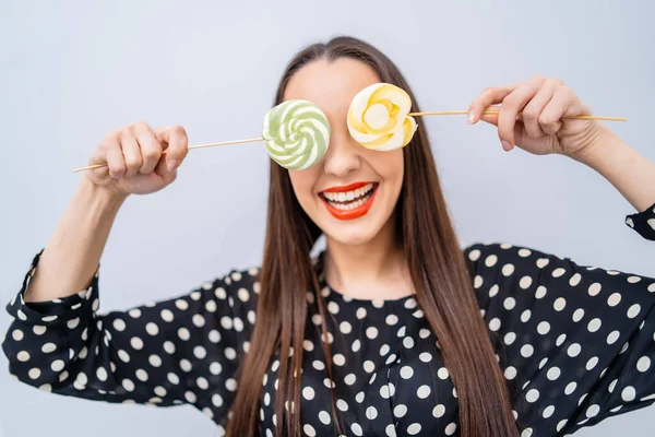 Schöne Brünette Mädchen Hält Zwei Lutscher Der Nähe Der Augen — Stockfoto