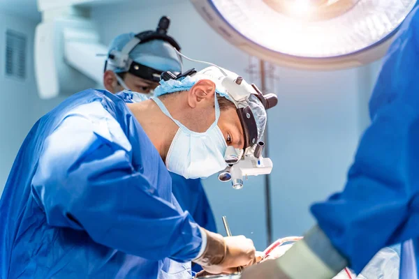 Два Хірурги Операційній Кімнаті Хірургічним Обладнанням Бінокулярних Окулярах — стокове фото