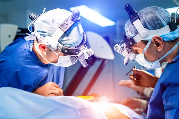 Teamchirurg Bei Der Arbeit Operationssaal Moderne Ausstattung Operationssaal Medizinische Geräte — Stockfoto