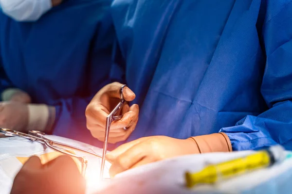 Хірургії Медична Команда Виконує Операції Госпітальному Операційному Театрі Робота Хірургічними — стокове фото