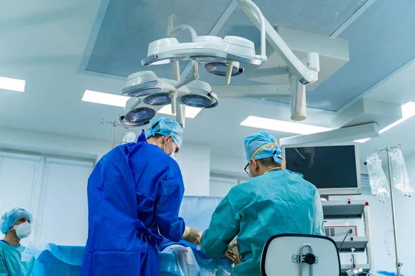 Orvosok Egy Csoportja Műtétet Végez Egy Betegen Orvosi Egyenruhában Maszkban — Stock Fotó