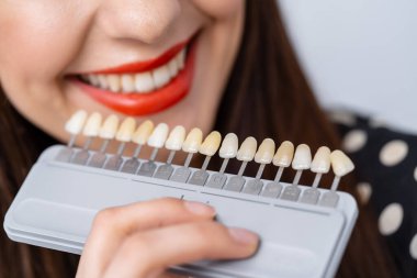 Diş kliniğinde takma bir uzvun rengi. Diş hekimindeki dişlerin rengini seçin. Yakın plan..