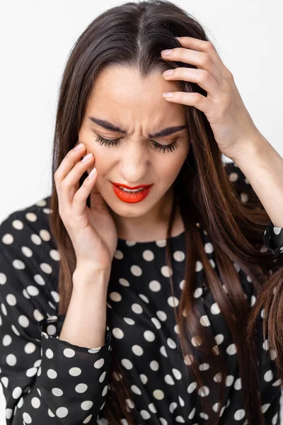 Een Vrouw Met Hoofdpijn Een Witte Achtergrond Een Jonge Vrouw — Stockfoto