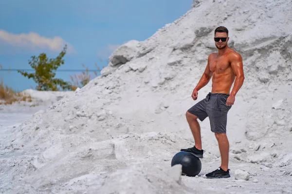 Atleta Muscolare Forte Con Gli Occhiali Sole Uomo Messo Gamba — Foto Stock