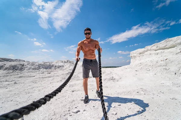 Atleta Fitness Óculos Sol Prepara Para Treinamento Com Cordas Livre — Fotografia de Stock