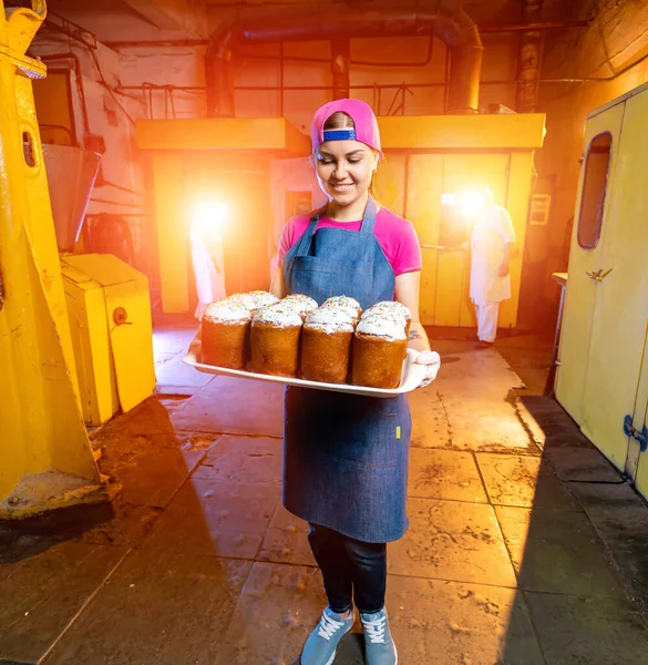 Bricka Med Påskkakor Vid Industribageriets Bakgrundskonsistens Kvinna Håller Bricka Med — Stockfoto