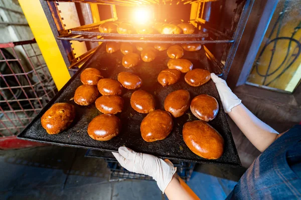 Виробництво Хліба Фабричний Фон Печі Булочки Свіжі Пироги Лотку — стокове фото