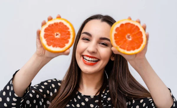 Jovencita Feliz Sosteniendo Mitades Pomelo Cerca Cara Sonrisa Alegre Con —  Fotos de Stock