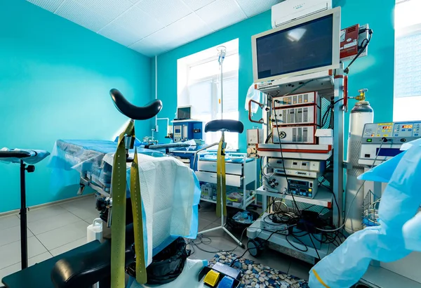 Wnętrze Szpitala Stołem Operacyjnym Lampami Ultranowoczesnymi Urządzeniami Technologia Nowoczesnej Klinice — Zdjęcie stockowe
