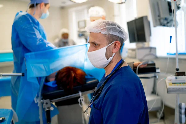 Doctor Masculino Está Trabajando Una Sala Operaciones Hombre Con Bata — Foto de Stock
