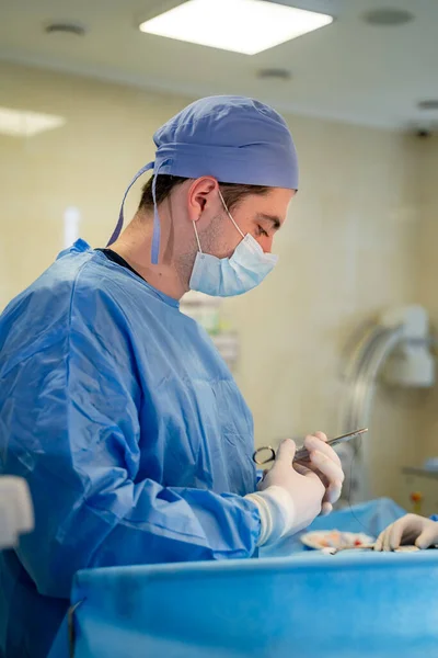 Cirugía Cirujano Está Operando Con Equipo Especial Formación Médica Moderna — Foto de Stock