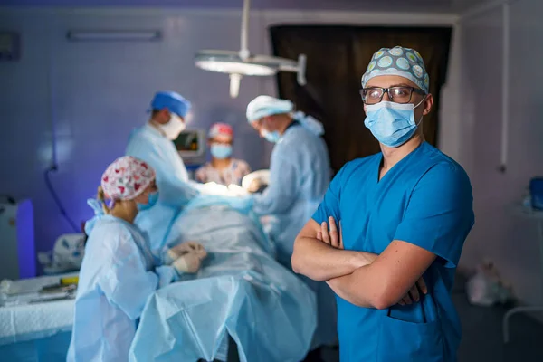 Dokter Staat Kruispunten Met Een Medisch Masker Medisch Team Achtergrond — Stockfoto