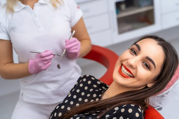 Chica Sonriente Alegre Oficina Denristry Odontología Fondo Oficina Primer Plano —  Fotos de Stock