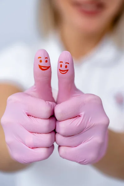 Руки Розовых Перчатках Перед Камерой Классный Знак Красные Улыбки Больших — стоковое фото
