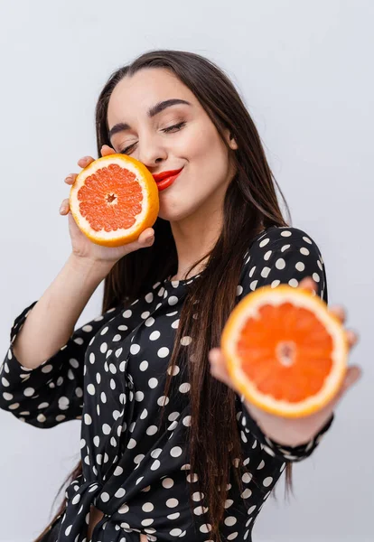 Nette Frau Mit Roten Lippen Frau Mit Zitrusfruchthälften Den Händen — Stockfoto