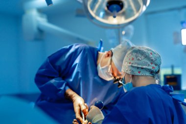 Doktor minimal invaziv cerrah bir robotik cihaz kullanır. Minimum invazif cerrahi yenilik, endoskopili tıbbi robot ameliyatı.