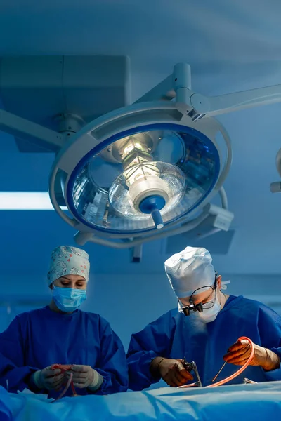 Chirurgen Werken Operatiekamer Ziekenhuisachtergrond Twee Mannelijke Dokters Aan Het Werk — Stockfoto