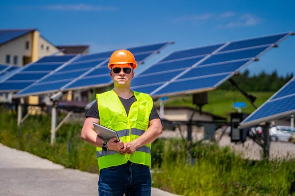 Робочий Державний Інженерно Технічний Персонал Новій Енергетичній Базі Сонячні Панелі — стокове фото
