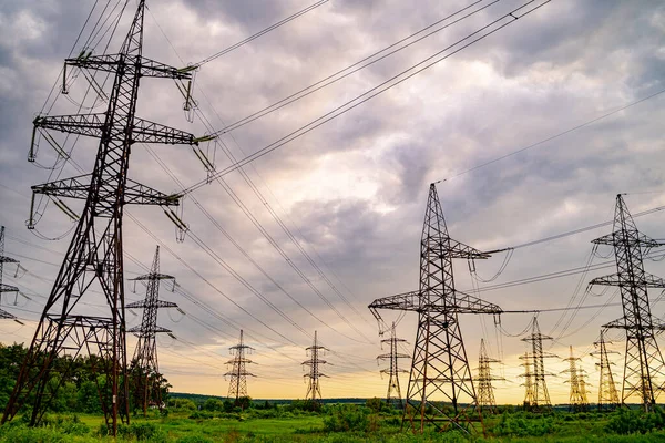 Pilones Electricidad Líneas Eléctricas Alto Voltaje Hierba Verde Central Eléctrica —  Fotos de Stock