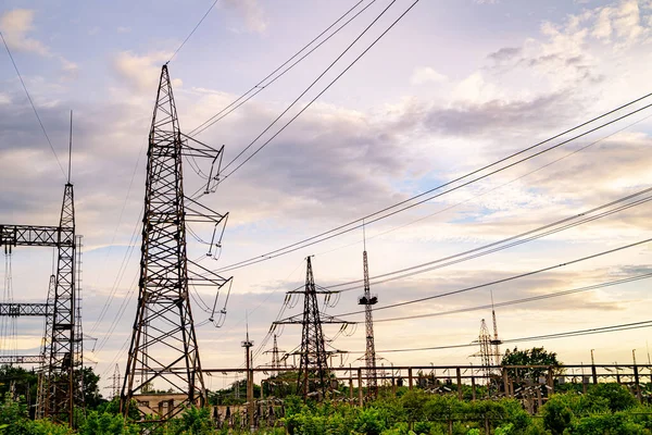 Pilones Electricidad Contra Puesta Sol Naranja Amarilla Enfoque Selectivo — Foto de Stock