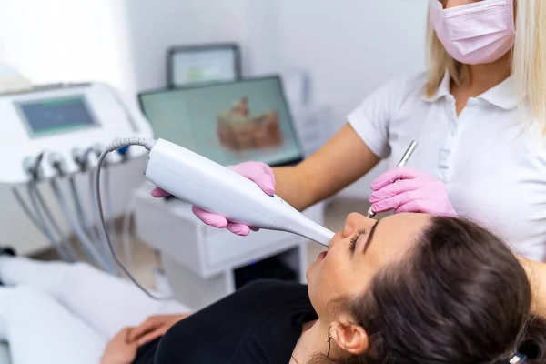 歯医者は歯のホワイトニングのための特定の医療機器を保持します 口腔ケア — ストック写真