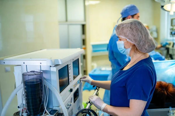 Retrato Una Joven Enfermera Quirúrgica Vestida Pie Quirófano Retrato Doctora — Foto de Stock