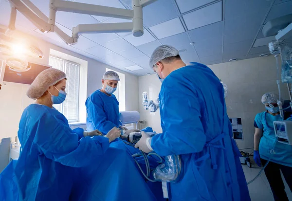 Groep Chirurgen Operatiekamer Met Chirurgische Apparatuur Medische Achtergrond Selectieve Focus — Stockfoto