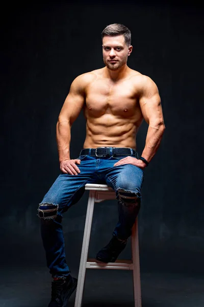 Muscular Fit Young Bodybuilder Fitness Male Model Posing Chair Studio — Stock Photo, Image