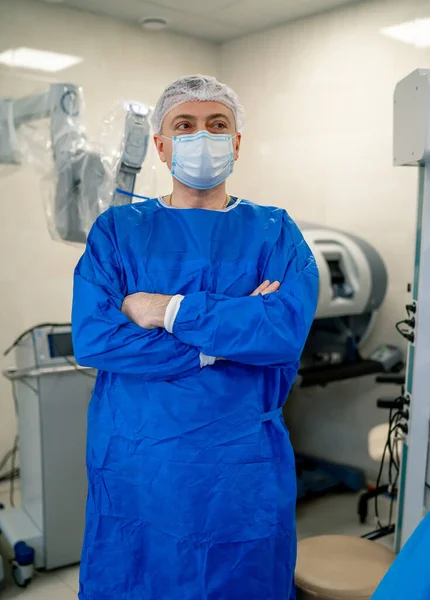 Médico Está Mãos Cruzadas Dispositivo Robótico Médico Segundo Plano Inovação — Fotografia de Stock