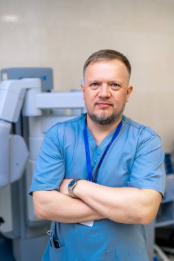 Doktor el ele tutuşuyor. Mavi önlük. obotik tıbbi ekipman geçmişi.