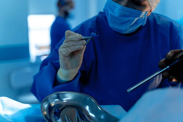 의사는 장치를 사용하여 외과의를 최소한의 침습적 내시경 검사를 의료로 — 스톡 사진