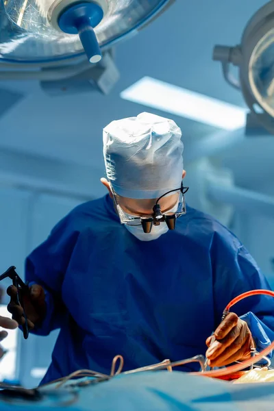 장비를 병원의 미래의 수술실에 외과의 최소한의 침습적 내시경 검사를 의료로 — 스톡 사진