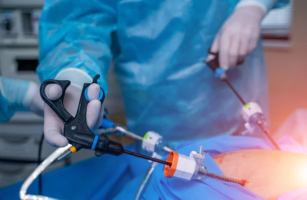Operação Cirúrgica Com Equipamento Moderno Foco Seletivo Nas Mãos Médico — Fotografia de Stock