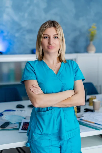 Läkare Eller Sjuksköterska Står Kors Och Tvärs Blå Buskar Medicin — Stockfoto