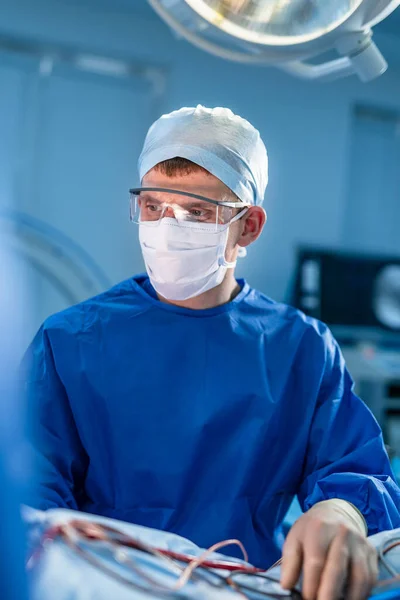 Kirurgi Kirurgen Opererar Med Specialutrustning Doktorsporträtt Modern Medicinsk Bakgrund — Stockfoto