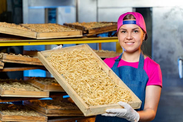 Produktionsstadier För Pastaproduktion Färsk Makaroner Skuren Lådor Hyllor Industriell Maskin — Stockfoto