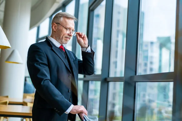 Nachdenklicher Geschäftsmann Mittleren Alters Anzug Büro Fenster Stehen Panoramablick Auf — Stockfoto