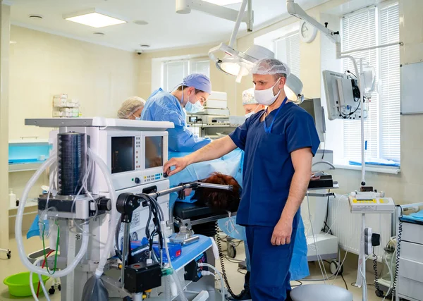 Retrato Doctores Con Bata Antecedentes Con Consultorio Médico Médicos Con — Foto de Stock