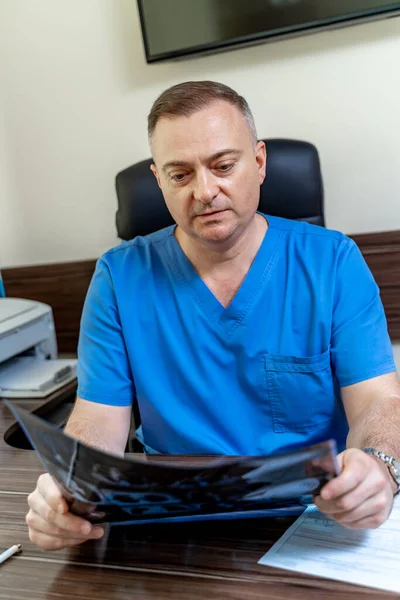 Orvos Egy Képet Tart Egy Agyi Mri Munkafolyamatról Diagnosztikai Kórházban — Stock Fotó