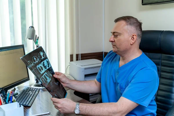 사무실에 수술복입은 레이를 의사의 미치는 의학적 — 스톡 사진