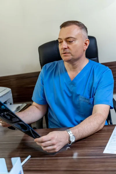 Dojrzały Lekarz Patrząc Rentgen Odizolowany Nowoczesnym Biurowym Backgound Opieka Zdrowotna — Zdjęcie stockowe