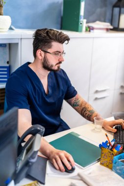 Doktor ilaç yazıyor. Teşhis koyan bir tıp çalışanı. Sağlık Ofisi.