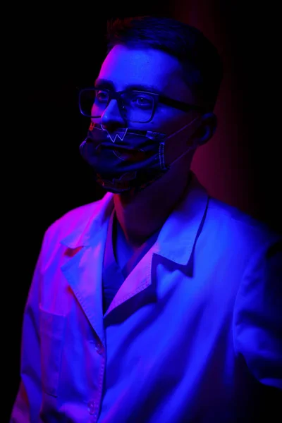 Молодий Лікар Тримає Маску Обличчя Розмитому Тлі Медична Маска Обличчі — стокове фото