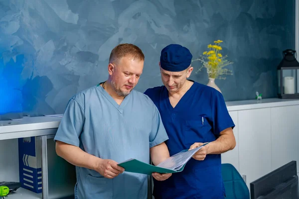 Dois Médicos Sexo Masculino Discutem Diagnóstico Escritório Hospitalar Fundo — Fotografia de Stock