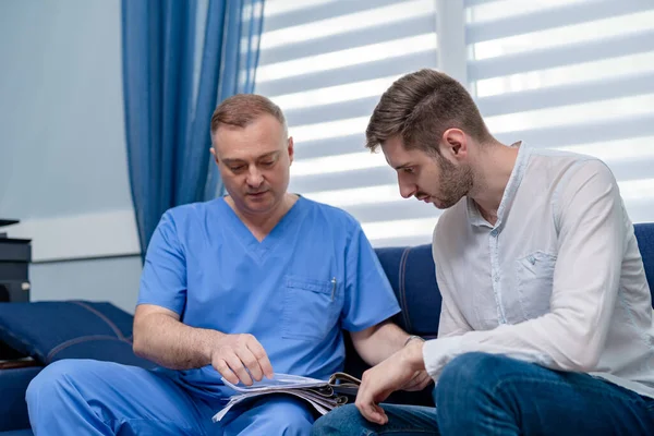 Jovem Sentado Sofá Sala Recepção Escritório Consulta Consultório Médico — Fotografia de Stock