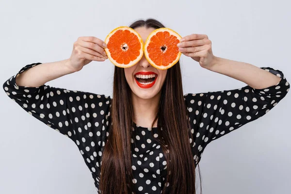 Fröhliches Mädchen Mit Grapefruithälften Vor Augen Konzept Des Verrückten Veganers — Stockfoto