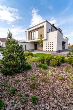 Evin ön cephesi. Yeni beton bina. Modern mimari.