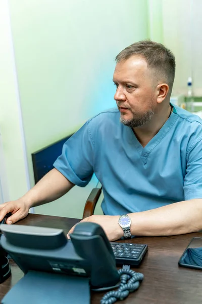 Diagnostyka Sonografię Portret Lekarz Miejscu Pracy Biurze Zbliżenie — Zdjęcie stockowe