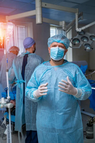 Kirurg Stående Handskar Operation Ljust Modernt Operationssal Operationsteater Modern Utrustning — Stockfoto