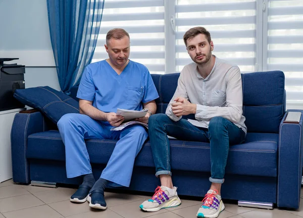 Consulenza Clinica Medico Paziente Maschio Seduto Sul Divano Ufficio — Foto Stock